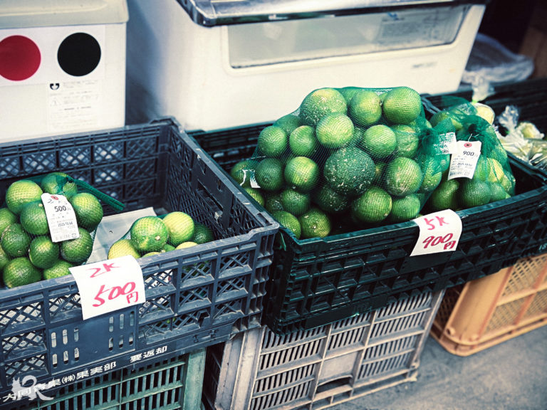 農産物直売所にてカボス5kg900円の図